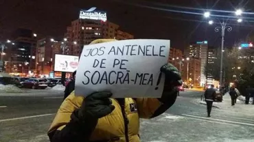 Creativitatea protestatarilor, FĂRĂ LIMITE: Jos antenele de pe soacră-mea!, una dintre pozele zilei de duminică (FOTO)