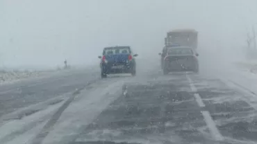 Viscol puternic în Botoșani: Cinci oameni au rămas blocați într-o mașină. A fost nevoie de intervenția pompierilor (VIDEO)