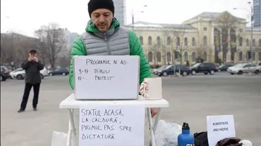 POLIŢIA a început să-i INTIMIDEZE pe manifestanţi: Antreprenorul CU BIROUL LA PROTEST, SOMAT să plece din Piața Victoriei (VIDEO)