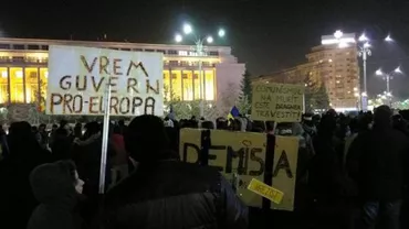 "PSD, pleacă, lasă-ne!" Circa 600 de persoane au manifestat în Piața Victoriei pentru a 17-a zi consecutiv