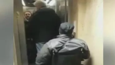 Situație INCREDIBILĂ la metrou: Mai mulți oameni se înghesuie într-un lift, ignorând un bărbat în scaun cu rotile (VIDEO)
