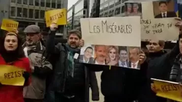 Grindeanu, întâmpinat cu proteste la Bruxelles: Zeci de români scandează în timp ce premierul discută cu liderii UE (VIDEO)