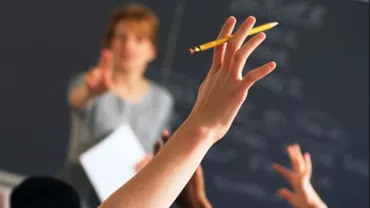 Profesoara din Neamț, arestată pentru relații sexuale cu un minor, a fost eliberată. Părinții sunt revoltați