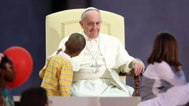 Papa Francisc, pus în dificultate de un copil: „Nu există prieteni puternici”