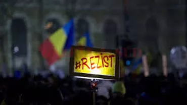 “Nu-ți mai pune #rezist pe poză și, în nici un caz în piept, că nu spune despre tine decât că ești un molâu ușor de prostit”. Un revoluționar din decembrie '89, mesaj PUTERNIC pentru tineri