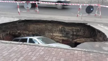 Incident ȘOCANT la Râmnicu Sărat: O groapa apărută miercuri noapte a înghițit o masină parcată. Se putea și se mai poate produce o tragedie (FOTO, VIDEO)