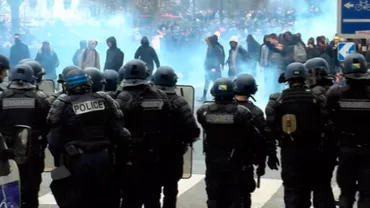 Proteste violente la Paris. Lupte de stradă și zeci de ȘCOLI BLOCATE de liceeni. Poliția a folosit gaze lacrimogene (FOTO, VIDEO)