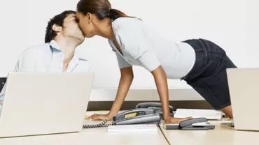 Studiu: 1 din 2 români au avut o relație la locul de muncă. Care au fost urmările