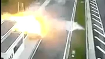 IMAGINI TERIBILE! Fiul patronului de la Jumbo a murit după ce a intrat cu Porsche-ul său într-o maşină parcată: Alte trei persoane au decedat (VIDEO)