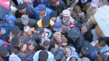 Isterie creată de o postare distribuită pe Facebook de PSD Timiș: Pensionarii timișoreni s-au îmbulzit la Primărie crezând că vor primi tichete cadou din partea Guvernului Grindeanu (FOTO)