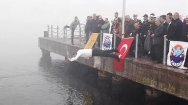 Curaj de primar: Un edil din Turcia a salvat de la înec un scafandru în timpul unei ceremonii publice (VIDEO)