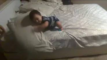 Nimeni nu rezolvă problemele mai bine decât acest COPIL! A găsit cea mai INGENIOASĂ cale să coboare singur din pat (VIDEO)