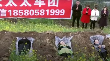 Metodă ȘOCANTĂ de a trece peste un DIVORȚ! Femeile SINUCIGAȘE se așează în MORMINTE pentru a scăpa de DURERE (VIDEO)