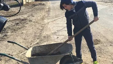Exemplu de spirit civic: Un puști de 14 ani repară gropile din cartierul său