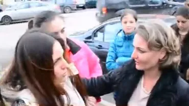 Protest la Spitalul Județean din Arad. Zeci de părinți sunt nemulțumiți de modul în care sunt tratați copii lor: ”Aici e lagăr de exterminare” (VIDEO)