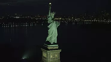 Pană de curent la New York: Statuia Libertății n-a mai luminat timp de două ore (FOTO)