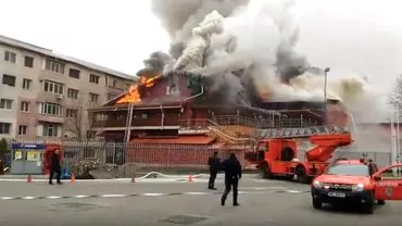 Incendiu puternic la o pensiune din Focșani: Flăcările s-au extins și la un bloc din apropiere (VIDEO)
