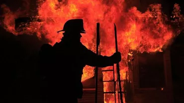 INCENDIU puternic în comuna Roşu, Ilfov. Pompierii NU AU apă!