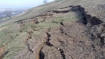 Situația din comuna Izvoarele, tot mai îngrijorătoare: 11 familii au primit ordin de evacuare din cauza alunecărilor de teren (VIDEO)