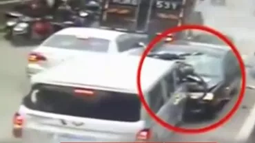 Accident spectaculos în China: 11 persoane au fost rănite și mai multe vehicule, avariate, după ce un șofer a pierdut controlul mașinii sale (VIDEO)