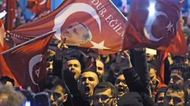 Proteste VIOLENTE în Olanda după expulzarea ministrului turc pentru probleme sociale (VIDEO)