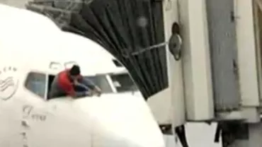 Avion reparat cu șurubelnița. O cursă Tarom care trebuia să decoleze de la Madrid spre Bucureşti a fost amânată. Pasagerii au aflat motivul uitându-se pe geam (VIDEO)