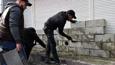 Radicalii ucraineni au ZIDIT intrarea unei bănci rusești din centrul Kievului (VIDEO)