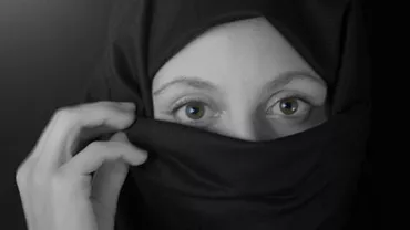 Curtea de Justiție a UE: Interzicerea vălului islamic la locul de muncă este legală