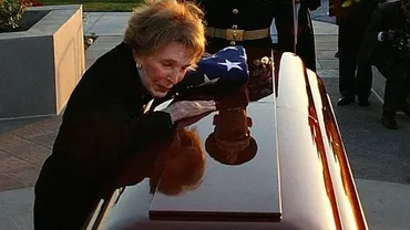IMAGINI UNICE de la înmormântarea lui Ronald REAGAN: A fost înhumat într-un cavou cu vedere la Ocean! (VIDEO)