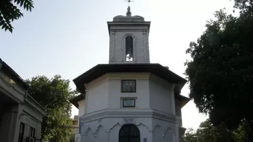 INADMISIBIL! Într-o biserică monument istoric din București au fost puse pavele folosite pentru străzi și trotuare (FOTO)