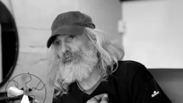 Un om al străzii a primit o schimbare de look. Când s-a privit în oglindă, a început să plângă de emoție (VIDEO)