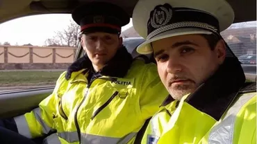 "Da, da, aici suntem". Un polițist plin de umor a confirmat printr-un selfie anunțul făcut de o șoferiță pe Facebook (FOTO)