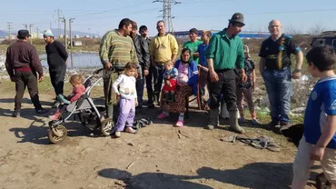 Ambasadorul american Hans Klemm a vizitat comunitatea de romi de la periferia orașului Baia Mare (FOTO)