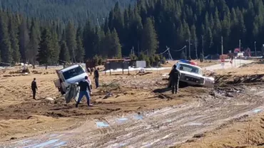 Maşina POLIŢIEI, blocată în NOROI! Drumul spre Platoul Padina din Bucegi, devenit impracticabil și lăsat în paragină (FOTO)