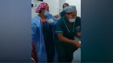 IMAGINI ŞOC: Cinci cadre medicale DANSEAZĂ la capul unui pacient anesteziat! (VIDEO)