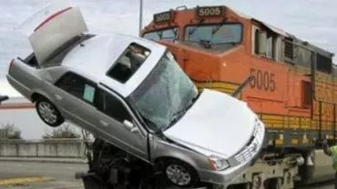 Momente de GROAZĂ în Voluntari! O mașină, cât pe ce să fie lovită de TREN (VIDEO)