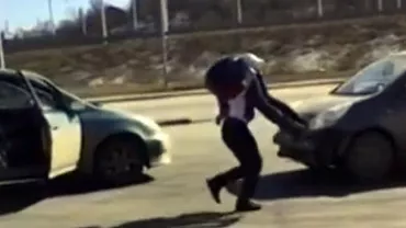 Un șofer neatent, "săltat" de o femeie și băgat în portbagajul mașinii ei (VIDEO)