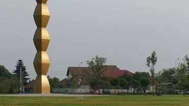 Coloana Infinitului, opera lui Constantin Brâncuși din Târgu Jiu, vandalizată de o copilă de 12 ani sub privirile părinților (FOTO)