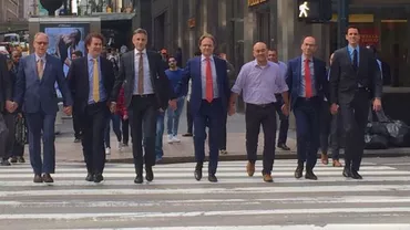 Protest inedit în Olanda: Bărbații se ȚIN DE MÂNĂ pentru a sancționa violența anti-gay