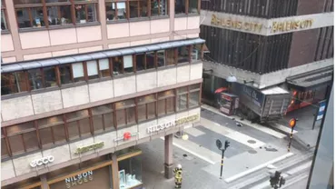 NOU ATAC TERORIST: Un camion a intrat în mulțime în Stockholm. Mai multe persoane rănite, cel puțin 4 morți. Atacatorul a fost prins și își recunoaște vinovăția (FOTO, VIDEO)