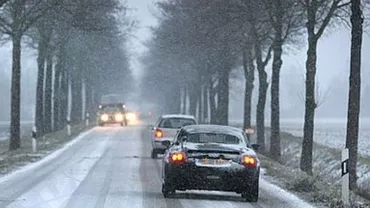 Ninsoare ca în poveşti în mijloc de primăvară: Drumarii, nevoiţi să dezăpezească drumuri în Harghita