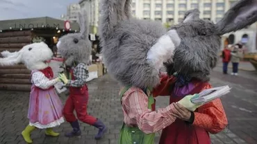 Pupăza Roz CONTRAATACĂ: Iepurașii GROAZEI sunt realizați de un scenograf renumit! (FOTO)