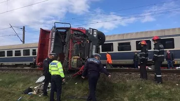 Accident feroviar în județul Cluj: Un tren de călători a lovit în plin un autotren (FOTO)