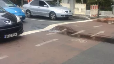 Circulație cu peripeții pe Calea Victoriei: O țeavă spartă a provocat umflătură în carosabil la intersecția cu BD. Elisabeta (VIDEO)