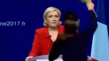 Incidente la un miting electoral al lui Marine Le Pen: O protestatară Femen s-a urcat pe scenă alături candidata Frontului Național şi şi-a dat jos tricoul (VIDEO)