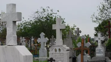 O fetiţă din Braşov a murit după ce o cruce a căzut peste ea în cimitir