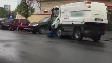 Culmea curăţeniei în Sectorul 1 din Capitală: Străzile se spală în timp ce plouă (VIDEO)