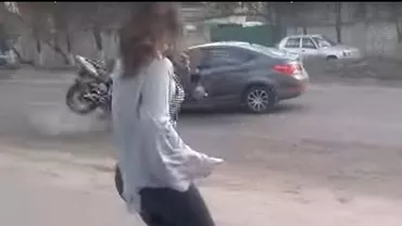 TWERK-ul pe trotuar poate genera CATASTROFE! Uite ce s-a întâmplat în Ucraina! (VIDEO)