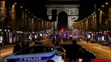 Atac terorist la Paris: Momentul halucinant în care atacatorul este împușcat de forțele de ordine (VIDEO)