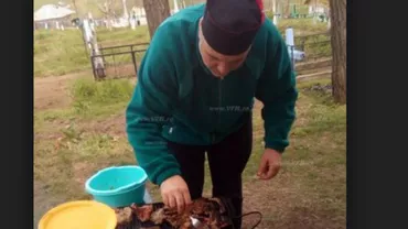 Un preot din Vaslui a încins grătarul în cimitir. Cu toca pe cap și mormintele în spate, omul Domnului s-a pozat și apoi s-a lăudat pe Facebook cu isprava lui (FOTO)